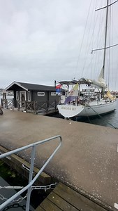 Häng med när vi spanar på ikoniska yachter längs med kajen i Marstrand 💙. @12metreyachtclub 🎥: @annalenaelled | Search Magazine Segling