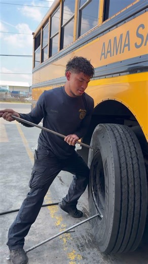 Una llanta 11R22.5 de afuera como instalar sin quitar el rin #fypシ #foryou #parati