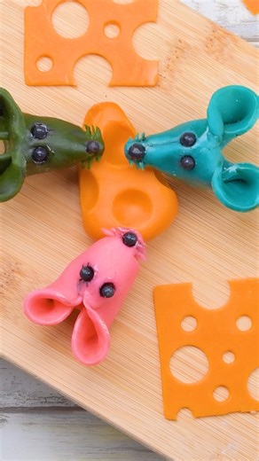 Not a crumb was stirring... except this mouse 🐭🥐 | So Yummy