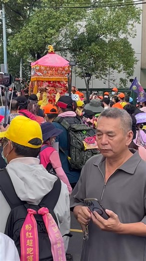 白沙屯媽祖起駕-土城安和國小校門口-第一天贊境白沙屯三媽祖蒞駕新北市土城區-白沙屯拱天宮三媽祖贊境新北。2025、114.10.31.星期五，乙巳年九月十一日。 土城北辰宮四十八週年慶暨恭迎白沙屯拱天宮天上聖母粉紅超跑蒞駕。虔誠盛大熱情好客。 北辰宮宮址:新北市土城區延壽路109巷1號。 | 負責人每天全台灣到府收購二手書舊書長輩書藝術書0958571502樂伯二手書店
