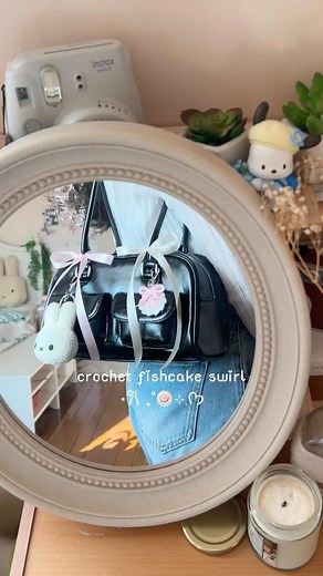 wai ☆ on Instagram: "fishcake bag charm but make it coquette 🎀🍥 i'm super into cute little bag charms rn and i want to make more 🙈 just released the pattern for this particular one, which you can find on my page or on my Ribblr