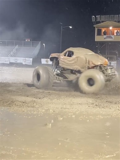 Muddin... #monsterjam #teamthrottlemonster #velociraptor #monstertruck #mud