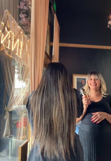 Todo comenzó con un corte y terminó en un chocolate brown profundo, con puntas iluminadas estilo balayage retro para dar luz, dimensión y movimiento. ✨ Un look sofisticado, natural y lleno de personalidad 🤎 De esos que se ven bien hoy y siempre. 📍 Inna Beauty Salon 📍 1608 SW 8th Street, Miami, FL 33135 📞 305-986-5677 ✨ Consultas y estimados gratis