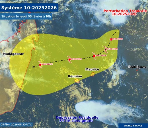 🌀Le 10ème système de la saison en cours de formation au nord-est des Mascareignes🌀 ▶️Alors que les restes de la tempête FYTIA s'éloignent définitivement au sud de la Réunion, une nouvelle tempête est en cours de formation à près de 1000km au nord-est. D'ici samedi, ce système pourrait s'intensifier au stade de tempête tropicale et être nommé GEZANI. Au cours des prochains jours, il devrait se diriger vers le sud-ouest puis vers l'ouest-sud-ouest. Cette trajectoire pourrait alors amener ce syst