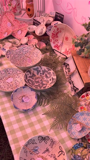 And just like that, the first weekend of the 2025 Georgia Apple Festival season had come to an end! 🍎🎨✨ With over 200 local artisans and vendors, explore rows upon rows of authentic arts and crafts at the Georgia Apple Festival. From classic home decor and apothecary goods to fun-fair food, the Georgia Apple Festival Event is perfect for creating core fall memories. We hope everyone had a great and memorable first weekend, and we look forward to having you all here next week!🍏🍂✨ *Next weeken