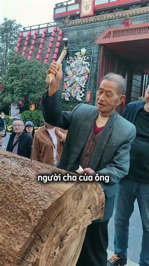 Người cha đã quay lại để giành phần thưởng cho con trai 😳