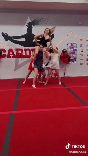 We love us some fun floor stunts #cheer #cheerleading #cheerstunt #stunts