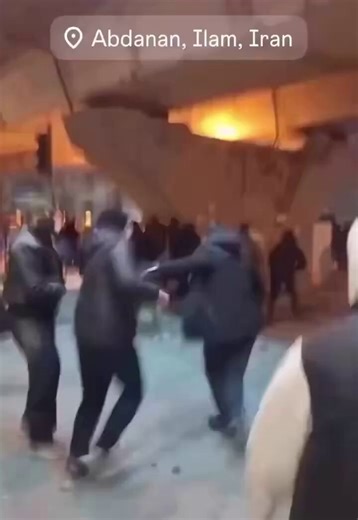 우리 시각으로 4월 5일 오늘 아침,이란 내부로부터의 미확인 소식에 의하면 이란 중부의 시가 시민봉기에 의해 점령되었다고 합니다.이는 신정체제로부터의첫번째 도시탈환 사례로,지역경찰 또한 진압을 거부하고시위대에 합류했다고 합니다.현재 시민들은 관공서와 군 차량들을 파괴 중이며, 이 움직임은 인근 도시로도 번져나가현재 각지에서 시민들과 바시지 민병대 잔당 간에 충돌이 벌어지는 중이랍니다.이란 내부의 인터넷 차단으로아직 팩트체크가 필요한 정보이긴하지만 모쪼록 사실이길 바랍니다.만약 사실이라면 미군에 의해 손발이 잘려나간 이란 신정체제에 대한대규모 국민저항이 일어나,미 지상군 투입없이 이란정권은스스로 붕괴되고 미군은 뒤이은 정권교체 관리감독과핵물질 회수만 하면되는,트럼프가 의도한 시나리오대로가고있다 할 수 있겠네요.이 사례에서 보듯 스스로 일어나 쟁취하는 국민에게 구원의 손길은 찾아옵니다.