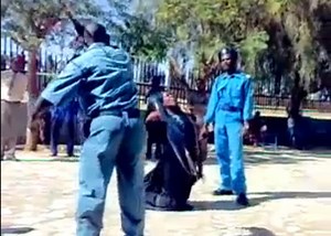 La molesta con 600 sms: ex marito condannato a subire 40 frustate davanti alla moglie