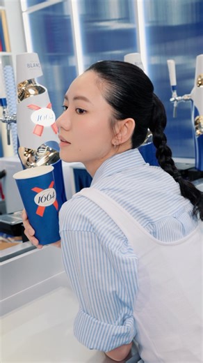 伍詠詩 NG WING SZE on Instagram: "這次我來到了ComplexCon見證1664 X CLOT的首度亮相，布行隱藏酒吧巧妙地呈現本次聯乘所蘊含的文化融合，懷舊佈置與時尚酒吧形成強烈對比，感覺好耳目一新✨ 期間限量版啤酒和一系列聯名限定精品以 CLOT 標誌性的 Silk Royale 圖案為主軸，配上1664的招牌藍白色調，鮮艷的色彩與細節設計可以輕鬆打造任何型格style💙🤍 快點follow @1664blanchk 了解入手方法！ (聽說4月就會登陸各大零售點了🤫手快有手慢冇～) 請勿分享以上內容予未滿18歲人士，理性飲用啤酒，未滿18歲禁止飲酒。 @1664blanchk @CLOT #1664 #1664blanchk #1664xCLOT #CelebrateWithATwist #CLOT"