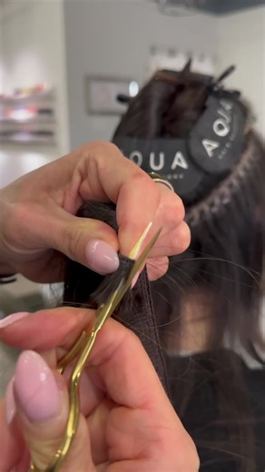 Precision makes the difference. The AQUA Slim Machine Weft is designed with a customizable spine, meaning you can cut exactly where you need for a fully tailored install. No unraveling. No bulk. No compromise. Create custom placements, contour the head shape, and build volume exactly where your client needs it most. Triple-density fullness. Slim, flexible design. Total control behind the chair. Because luxury installs should fit like they’re made for them. #hairextensions #professionalhair #luxu