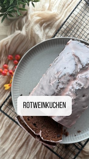 Nicole Frey | Pampered Chef | Thermomix ® on Instagram: "Rotweinkuchen Rezept @leicht_gemixt Heute teile ich euch dieses leckere Rezept für einen Rotweinkuchen, der nicht nur wirklich günstig ist, sondern die meisten von Euch haben vermutlich auch die zugehörigen Zutaten zuhause 😍. 🔴 Unsere Zutaten: ~ 200 g weiche Butter ~ 150 g Zucker ~ 1 Pck. Vanillezucker ~ 4 Eier ~ 1 geh. TL Zimt ~ 250 g Mehl ~ 10 g Backpulver ~ 1 EL Backkakao ~ 125 ml Rotwein ~ 100 g Schokoraspeln Guss: ~ 150 g Puderzucke