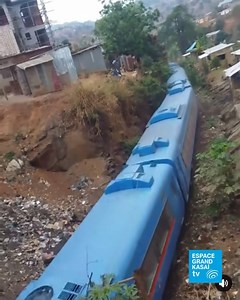 #RDC Transport ferroviaire : Kinshasa et Matadi de nouveau reliées grâce à la réouverture de la ligne Après des mois d’interruption, le train entre Kinshasa et Matadi reprend enfin du service. Ce vendredi, le Président Félix Tshisekedi a inauguré la réouverture de ce tronçon de 365 kilomètres lors d’une cérémonie à la Gare centrale de Kinshasa. Sept nouveaux wagons voyageurs, acquis par le gouvernement, sont désormais opérationnels, offrant aux passagers un transport plus moderne et sécurisé ent