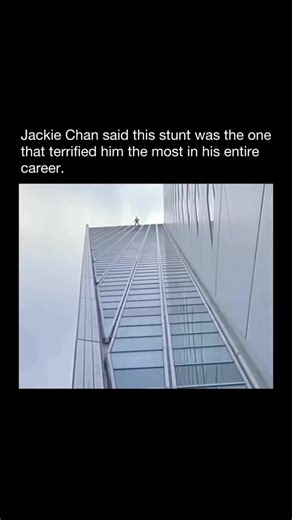 In Jackie Chan’s 1998 film Who Am I?, he performs one of his most unforgettable stunts in Rotterdam, sliding down the glass facade of the Willemswerf building. The scene was done entirely for real, with no CGI, no green screen, and no stunt double involved. The building’s smooth glass surface made it extremely risky, but Chan executed the slide multiple times until he got the perfect take. Each attempt carried real danger, yet his precision and courage turned it into one of cinema’s most iconic 