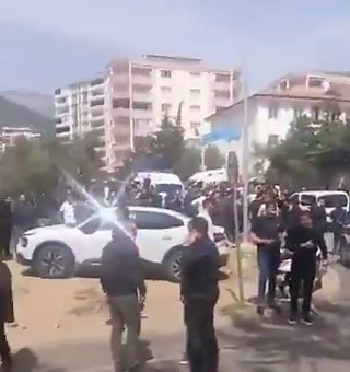 🚨Another school shooting in #Turkey — this time in #Kahramanmaraş. A student opened fire at a middle school, killing at least 4 people (including a teacher) and wounding 20 others. The attacker reportedly used his father's guns. This comes just one day after the #Siverek vocational high school attack that wounded 16. Tragic scenes unfolding. Thoughts with the victims and families.