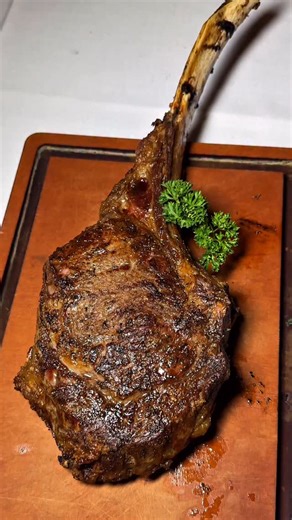 Is the Tomahawk your favorite cut? We butcher all our meat in-house, which means no one steak is alike. Our average Tomahawk steak weighs ~38 oz, depending on the individual cut. #goldensteer #steak #beef #steakdinner #lasvegas #vegas #eater #vegasdining #unlokt #lasvegasfoodie #foody #food52 #nevada #downtownlasvegas #dtlv #foodandwine #yum #mouthwatering #nystrip #stripsteak #aujus⁣ #makeitvegas #beststeaksonearth | Golden Steer Steakhouse Las Vegas