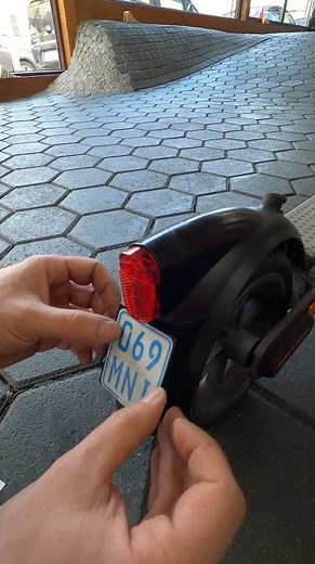 E-Scooter Kennzeichen Anbringen / Kleben | #Shorts | Elektroroller | Zulassung |