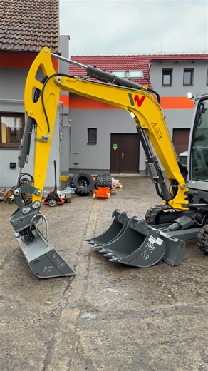 Stroje KOHÚT | WACKER NEUSON EZ36 👷‍♂️ Čistý vzhled, kompaktní provedení a připravený vyrazit na stavbu. K dispozici na naší půjčovně.... | Instagram