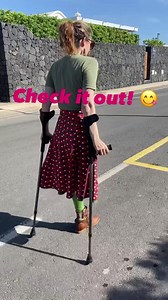 Frühsport, Freunde!! 🏃🏻‍♀️😋 Wusstet ihr schon, dass Laufen mit Krücken ein absolutes Geheimrezept für straffe Oberarme ist?! 🩼🦾😂 Probiert es mal aus. Euer Trizeps wird es euch danken 😋. Wer von euch hat das schon mal ausprobiert und wie war der erste Versuch? 💚 | Mrs. Greenbird