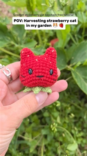 🍓+🐱= kawaii crochet keychain #amigurumi #cat