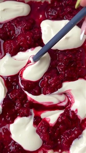 RASPBERRY CHEESECAKE BAKED OATS | GLUTEN-FREE RECIPES ✨ INGREDIENTS ✨ Makes 4-5 servings. - 2 ripe bananas - 200g rolled oats - 60g salted caramel soy protein - 1 tsp baking powder - 420ml milk (soy milk but you may use almond or other plant based milk, non dairy recipe) - 140g frozen raspberries, warmed in the microwave - 100g yoghurt of choice (greek soy yog mixed with a tsp maple syrup to sweeten slightly) ✨INSTRUCTIONS ✨ 1. Preheat your oven to fan 180C. 2. In a 9x6 baking dish (if you know 