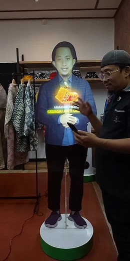😱 Manekin bisa ngomong?! Ini baru promosi canggih! Virtual manekin hologram siap bikin stand kamu jadi pusat perhatian 🤖✨ Mau punya? Cek link di bio — bisa beli, bisa jadi mitra juga 💥 #manekinhologram #hologramunik #teknologizamannow #fypindonesia #bisnisunik #mitrahologram #tokoviral #fyp