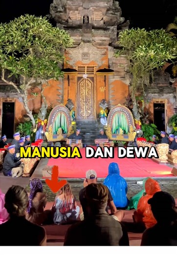 “Bali tanpa nonton Legong? Kurang sah.” Gerakan tangan yang halus, tatapan mata yang tajam, dan kostum emas yang detail banget — Legong Dance bukan cuma tarian, tapi warisan budaya yang hidup. Di Ubud, suasananya makin magis. Lampu temaram, gamelan mengalun, dan tiap gerakan punya makna. Ini bukan sekadar pertunjukan. Ini experience budaya Bali yang sesungguhnya. Save buat masukin ke itinerary Ubud lo ✨🌿 #realwayxlegongdanceubud #legongdance #ubudbali #honeymoontrip #promo