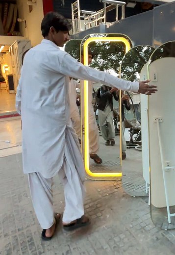 Stylish Home Decor with a Fancy Mirror Stand