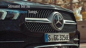 Luxuriöser Hörgenuß mit Mercedes-Benz und Amazon Music. Höre über 70 Millionen Songs direkt über das MBUX Infotainmentsystem und Sprachsteuerung.* Erfahre mehr unter amazon.de/music-mbux * Für die Nutzung dieses Mercedes me connect Dienstes ist ein aktives Mercedes me connect Benutzerkonto notwendig. Zusätzlich muss das jeweilige Fahrzeug mit dem Benutzerkonto verknüpft und der Dienst „Online-Music“ aktiviert sein. Darüber hinaus muss für die Nutzung des Dienstes ein separates Datenvolumen von e
