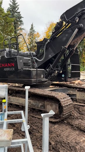 🚩…not the same…🚩 #catbagger #caterpillar #caterpillarequipment #catexcavator #demolition #abbruch #abriss #bau #kettenbagger #baggerfahrerausleidenschaft #tiefbau #cat #team | asphaltkult