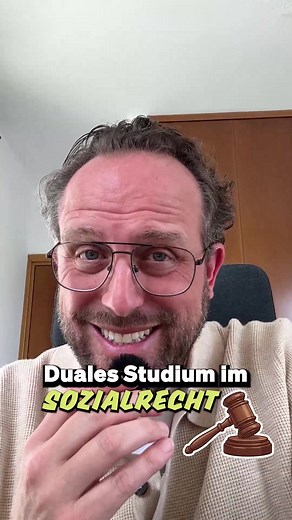 Du willst rechtlich arbeiten, aber hast keine Lust auf überfüllte Hörsäle und NC-Stress? Es gibt einen „Jura-Hack“, den kaum jemand auf dem Schirm hat! Das duale Studium bei der DRV Bayern Süd: ✅ Echter Impact: Du entscheidest über Schicksale und hilfst Menschen, finanziell abgesichert zu bleiben. ✅ Finanz-Check: Satte 1.626,79 € Gehalt ab Monat 1 kostenfreie Unterkunft am Campus! 💸🏠 ✅ Kein NC-Frust: Werde Experte für Sozialrecht & Verwaltung, ganz ohne klassisches Jura-Studium. Das Beste: Du