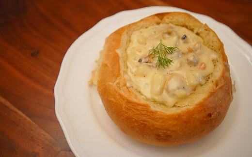 酸面包碗里的蛤蜊浓汤 | Clam Chowder in Sourdough Bowl