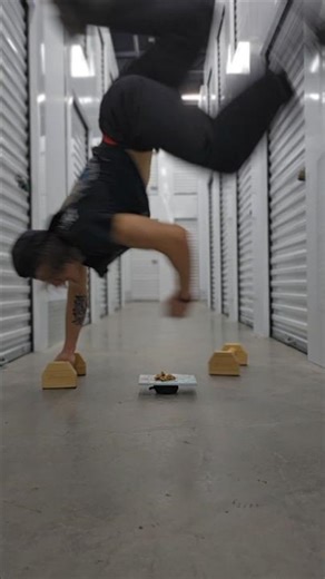 can I eat and do handstand push-ups at the same time #calisthenics #challenge