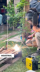 Hola, somos Agos y Agus ✨ Y así empieza El Cardenal: nuestro proyecto hecho a mano, con amor, calma y mucha madera. Creamos muebles y cuadros a pedido, combinando diseño, arte digital y ese toque artesanal que hace que cada pieza tenga alma. Todo está pensado para acompañarte en tu hogar, durar años y reflejar tu estilo. Si te gusta lo hecho a medida, con dedicación y de forma artesanal… seguinos y compartí este reel con tus amigos que aman el diseño industrial 🤎 #madera #mueble #cuadrosdecorat