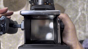 【新品预告】不是简单升级，而是光学 结构双重革新。新品后背在保留哈苏原有质感的同时，实现了无黑边、完整方幅成像。