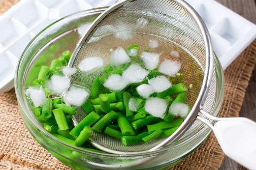 Qué es blanquear en cocina, para qué se utiliza esta técnica y cómo hacerlo paso a paso