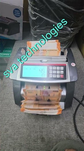 Cash counting machine with fake detector