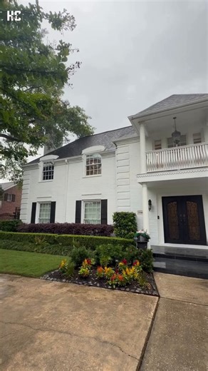 Beyoncé’s childhood home in Houston just landed a contract, drawing fans, tour buses and multiple offers along the way. Take a look inside the historic Riverside Terrace property.https://t.co/Cqm9xOhWxm