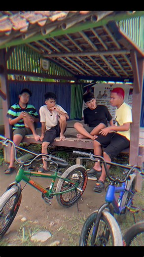 Keluarga Kompak Bersepeda Di Sore Hari