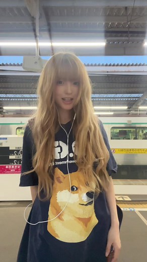 髪の毛は、顔の長さの2倍の長さが1番小顔に見えるんだって♫ って言ったらみんな髪の毛頑張って伸ばそうとしてて可愛かった^_^ よく聞かれる私の髪色は、シルバーミルクティーの2週間後の色落ち！