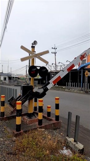 Palang Perlintasan ditutup Kereta Api segera Melintas