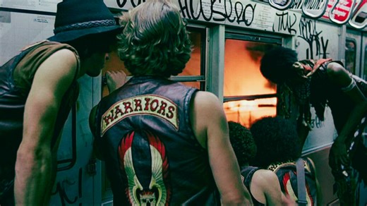 New York devastata dalle gang rivali, la città è in fiamme: il paragone con i guerrieri dell'antica Grecia è inevitabile