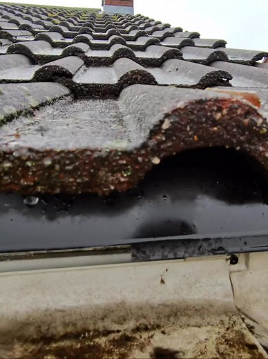 Emergency call-out this morning during the downpour 🌧️ Found a blocked downpipe causing all sorts of trouble, but a quick poke and wiggle later and it was flowing perfectly again. Job done ✔️👌🏼 For all your gutter needs call us on 07860 215985 | Rinse&Rake Services