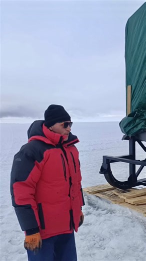 SORENA HOUSE on Instagram: "Жилой модуль уже установлен на металлическую лыжно-рамную конструкцию, выполненную по принципу «саней»🛷 На этом этапе мы показываем, из каких элементов состоит основание и как работает вся система в условиях снежного и ледяного покрытия. Такое решение защищает здание от снежных заносов и формирует дополнительный барьер между жилым блоком и ледяной поверхностью. Каждая деталь конструкции продумана с учётом экстремальной среды. #антарктида #sorenahouse #жилоймодуль"