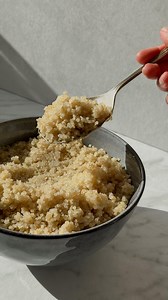 Katerina Sheremetieva on Instagram: "Как приготовить вкусное, рассыпчатое киноа? 🤔 Вопрос, который приходит мне в директ так часто, что я решила посвятить ему отдельное видео и детальный рассказ о том, какой способ приготовления киноа мне нравится больше всего 🙌🏼 Киноа - 200 гр (у меня от @crocus.life) Кипяток - 450 мл Соль ~ 1/2 ч.л. Масло гхи - 1 ст.л. 1. Киноа промыть и замочить в воде на 1,5-2 часа. • Иногда люди пишут, что киноа после варки горчит. Замачивание крупы хотя бы на 1 час, сни