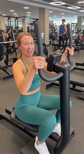 Gym Vibration Machine Epic Fail! EP32😂#gymcomedy #funnygym #gymfails #fitnesscomedy #gymshorts