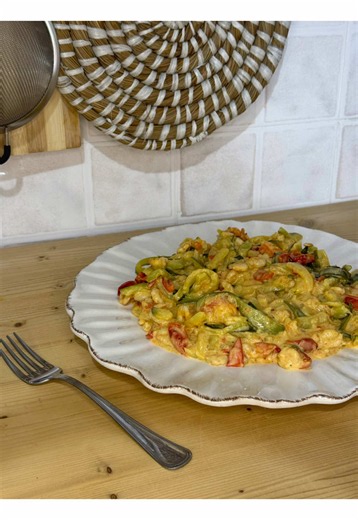 Spaghetti di zucchine 🥒🦐🍅🍽️ Ingredienti: -olio evo -aglio -zucchine verdi -gamberetti -pomodorini -Philadelphia -vino bianco -sale -pepe #zucchine #gamberetti #pomodorini #philadelphia