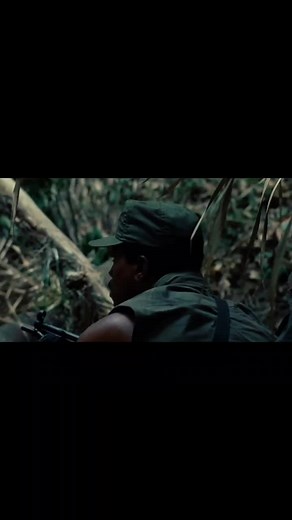 Arnold Schwarzenegger Comando Cargando el Árbol en el Bosque