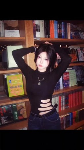 #上热门话题🔥🔥🔥 夜太深 心跳呢#硬照 #等等我先摆好造型 #ins古早滤镜 #不止一面