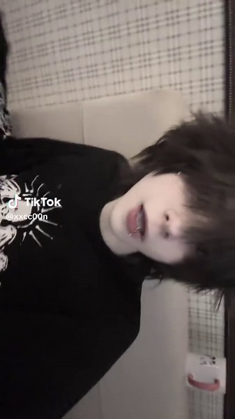 cute emo boys with fluffy hair — styling guide & inspo